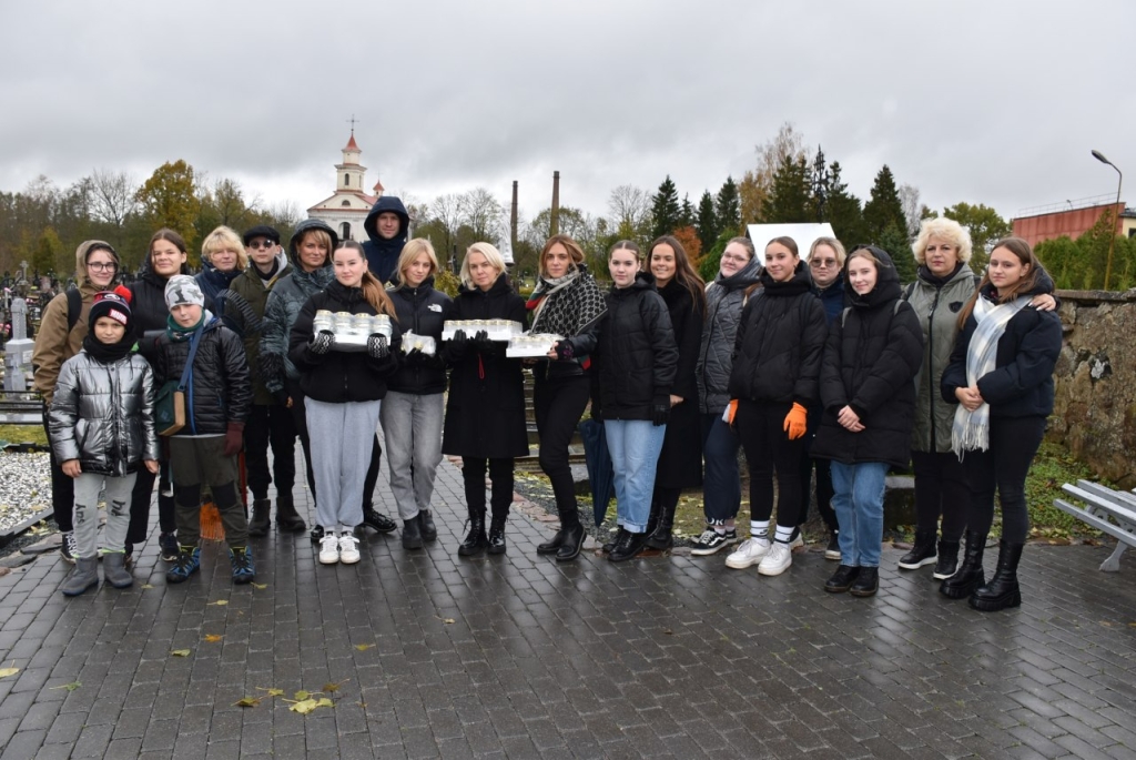 Plungės jaunimas senosiose kapinėse