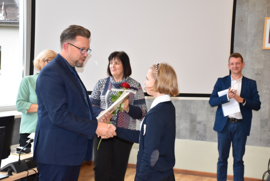 konkurso dalyvius sveikina vicemeras Žydrūnas Purauskis