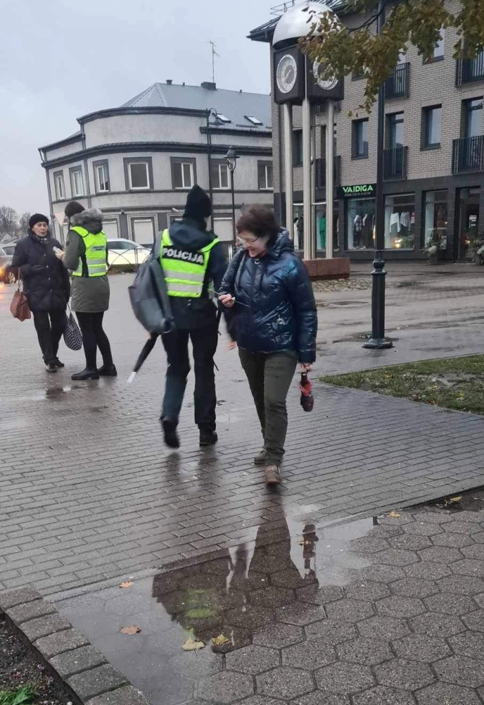 Praeiviams gatvėje dovanojami atšvaitai