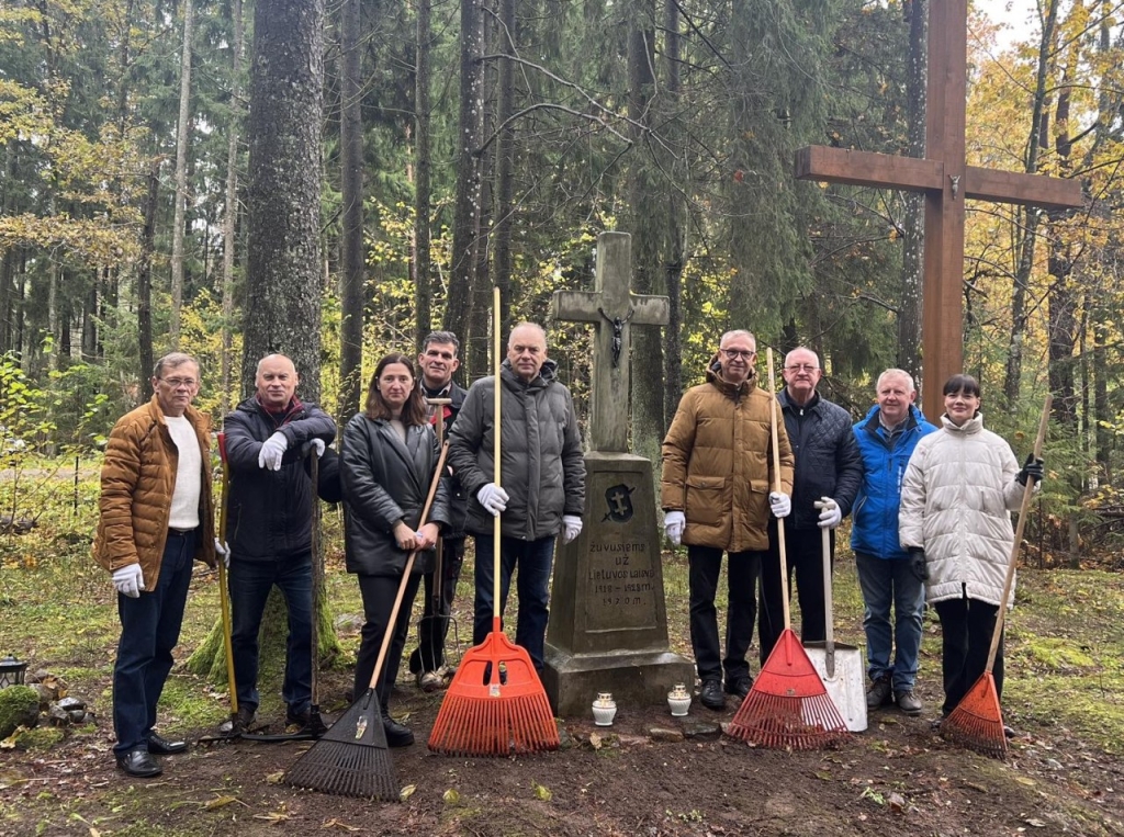 Plungės technologijų ir verslo mokyklos darbuotojai sutvarkė kapinaites Kalniškių miške