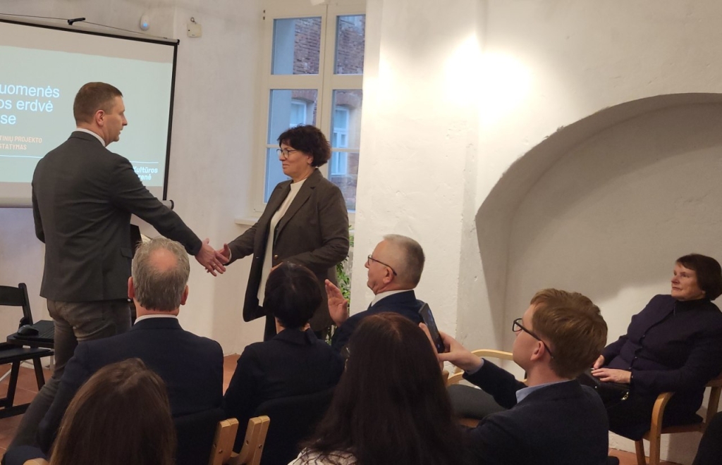 Raimondą Masalskienę sveikina ministras Simonas Kairys