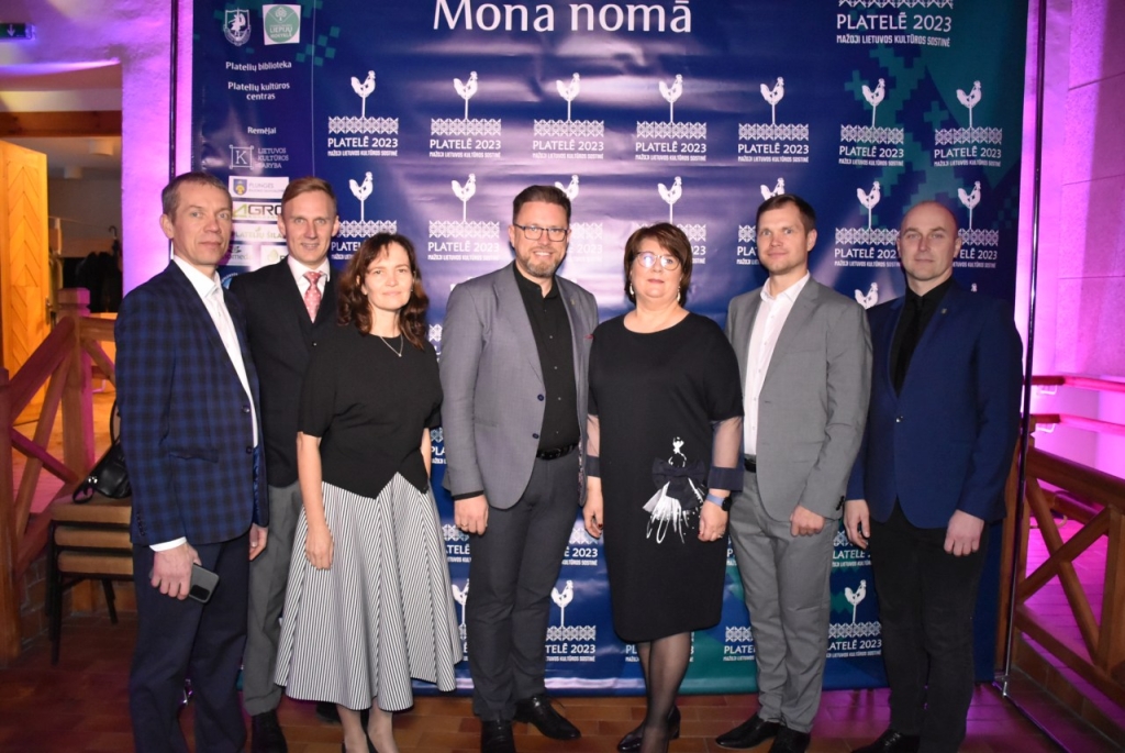 Žydrūnas Purauskis (centre) ir Dalius Pečiulis (dešinėje) su projekto įgyvendintojais