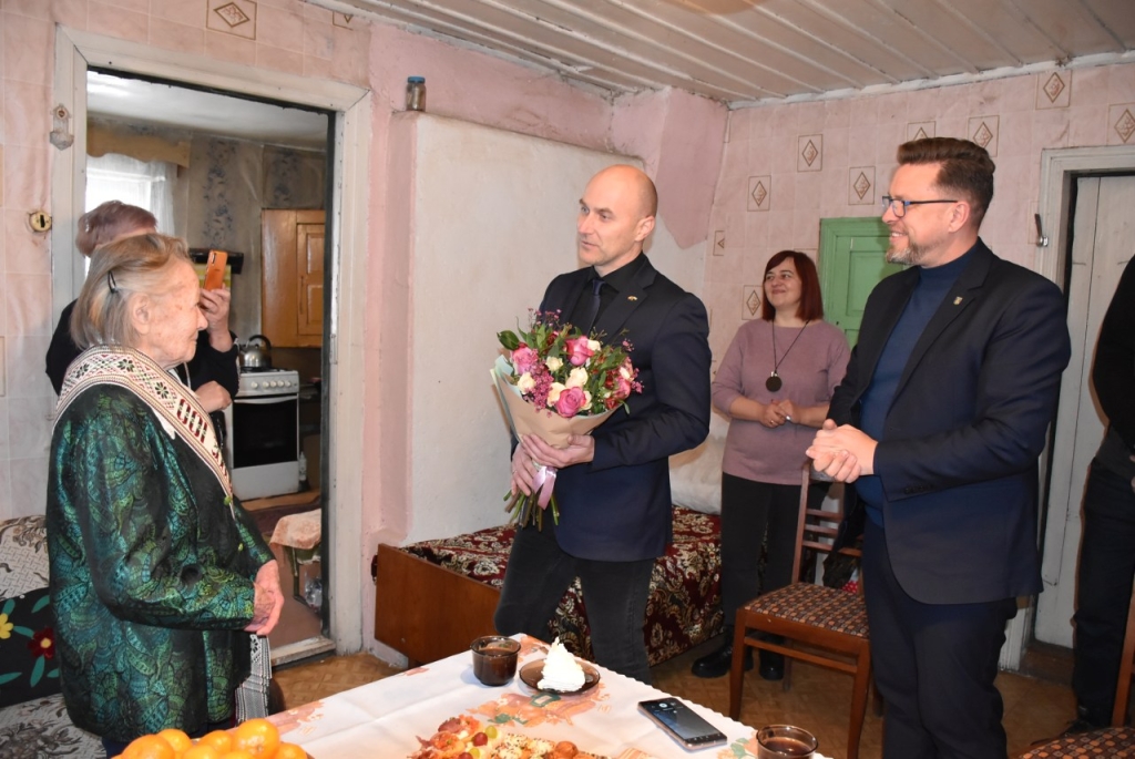 Sukaktuvininkę sveikina direktorius Dalius Pečiulis ir vicemeras Žydrūnas Purauskis