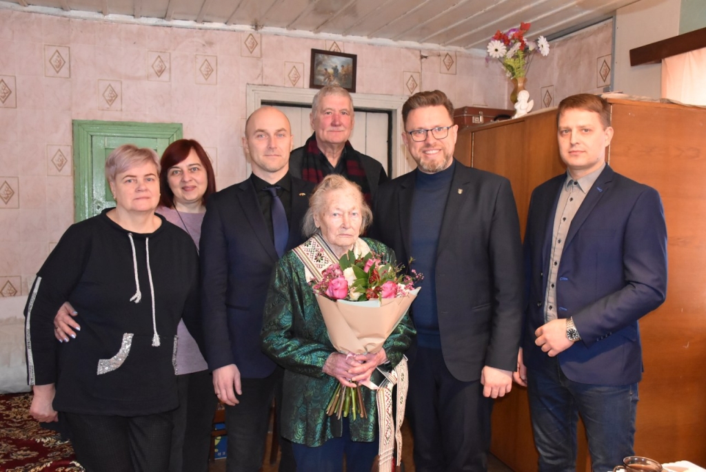 Gausus sveikintojų būrys