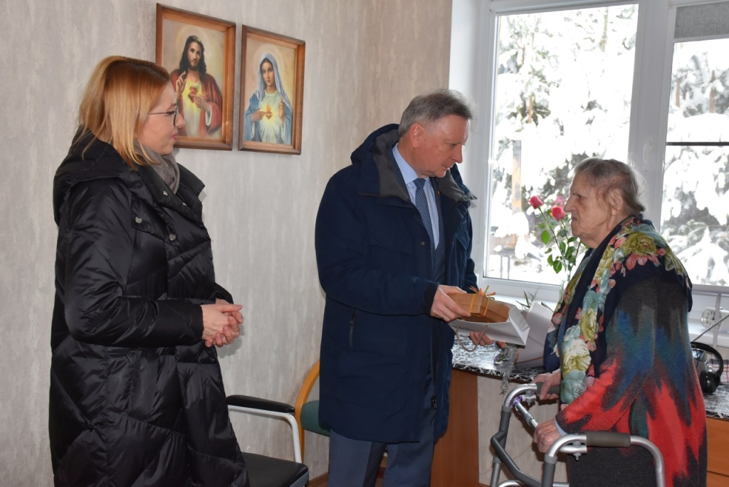 Meras Audrius Klišonis ir Kristina Karalienė sukaktuvininkei linkėjo kuo stipresnės sveikatos