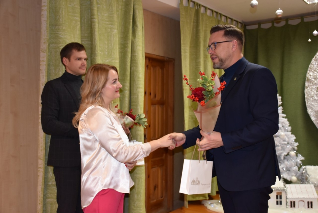 Vicemeras Žydrūnas Purauskis dėkoja mokytojai Sigitai Dimskienei
