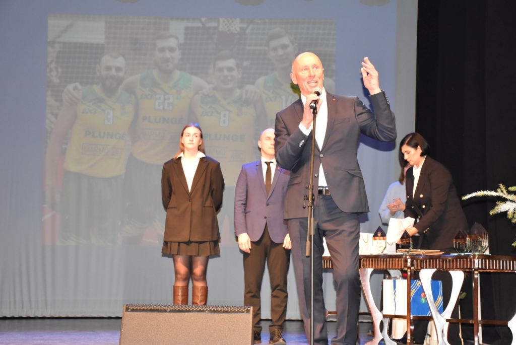 Sveikina Plungės sporto ir rekreacijos centro direktorius Alvydas Viršilas