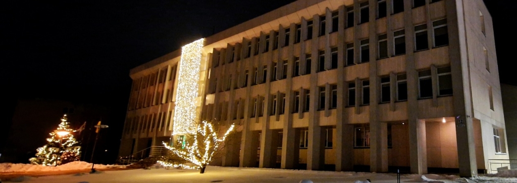 2023-12-08 Plungės rajono savivaldybės administracijos pastatas naktį. Kęstučio Vaitkaus nuotr.