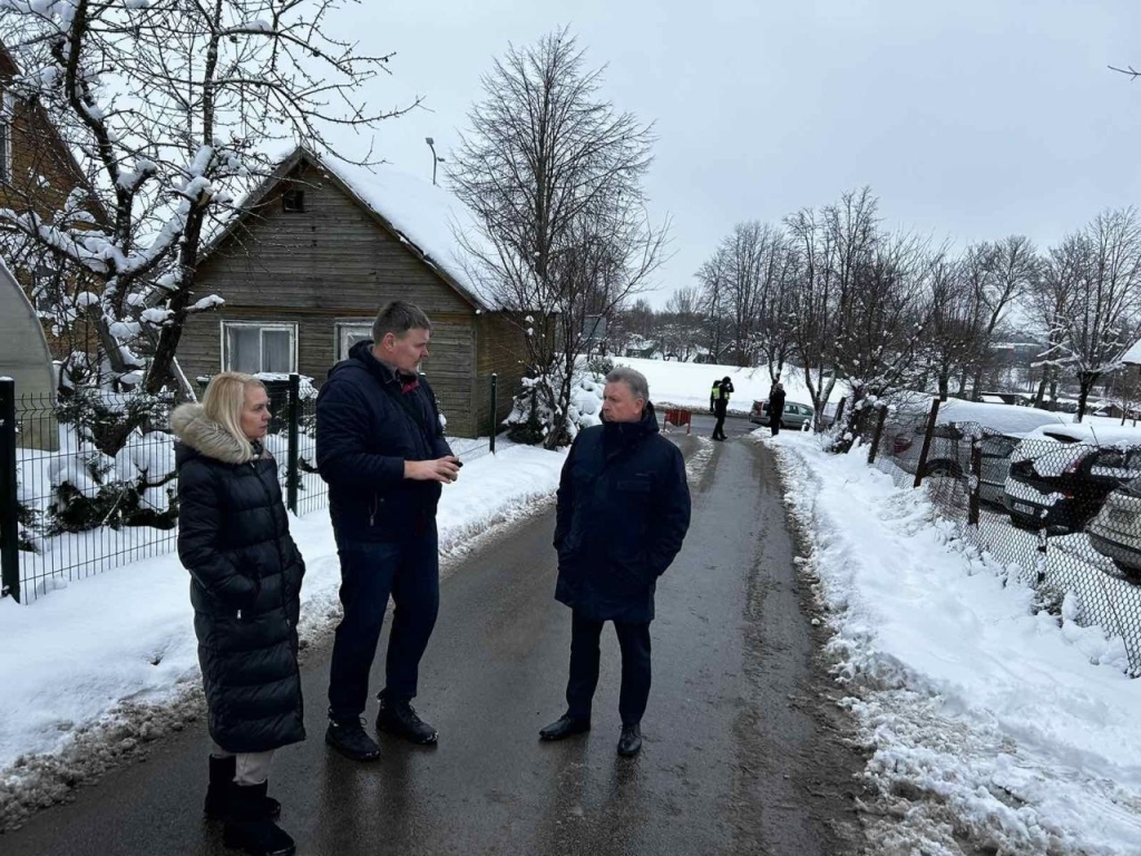 Pratybų vietoje – Savivaldybės meras Audrius Klišonis (dešinėje), parengties pareigūnas Vidmantas Mončys, Savivaldybės gydytoja Oresta Gerulskienė