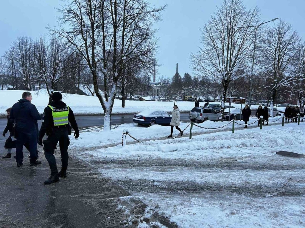 vyksta moksleivių evakuacija