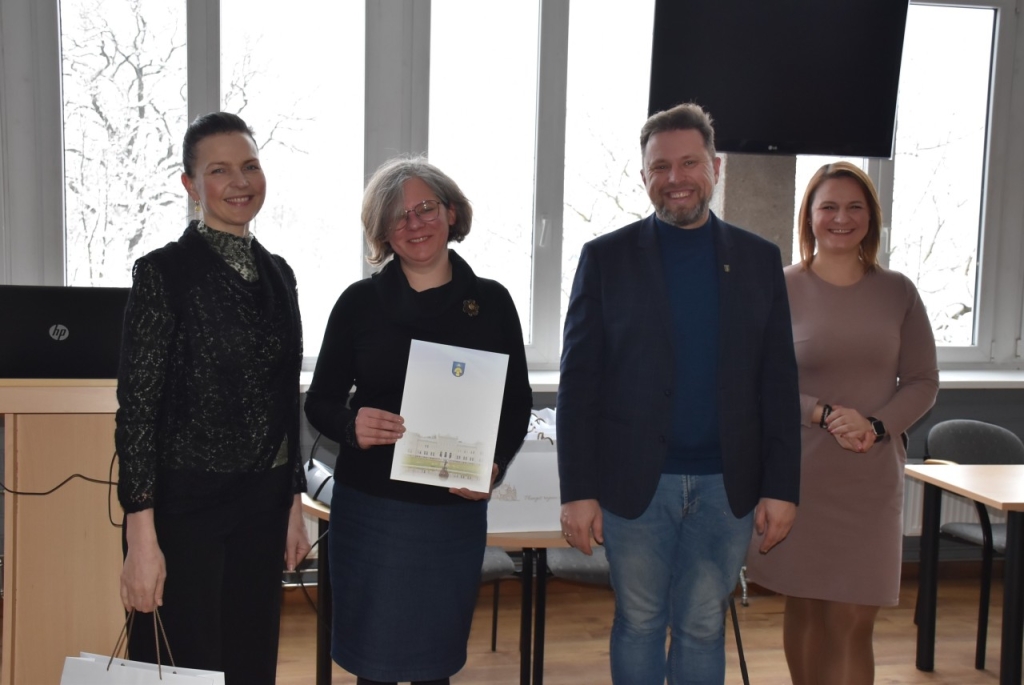 Tarp pagerbtųjų – Plungės Senamiesčio mokyklos atstovės