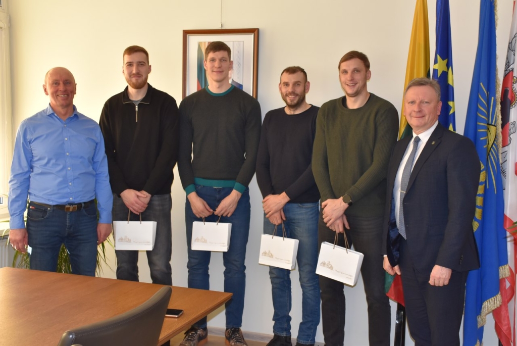 Iš kairės: Alvydas Viršilas, Deividas Rasys, Rolandas Jakštas, Ignas Razutis, Ovidijus Kaminskis, Savivaldybės meras Audrius Klišonis
