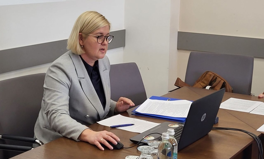 2024 metų biudžeto projektą Savivaldybės tarybos komitetams pristatė Savivaldybės administracijos Finansų ir biudžeto skyriaus vedėja Daiva Mažeikienė