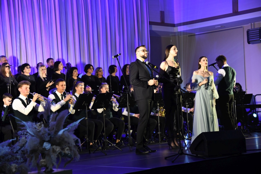Scenoje – Platelių meno mokyklos pučiamųjų orkestras, Plungės kultūros centro kamerinis choras, solistai