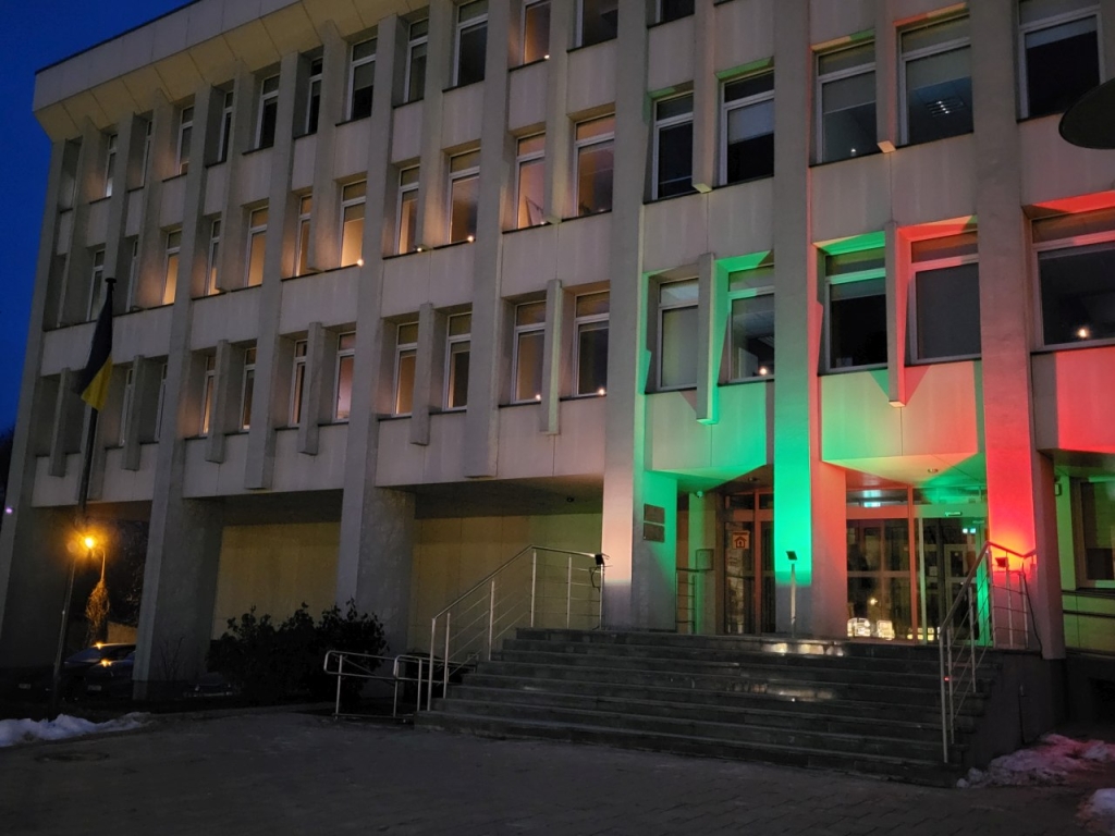 Penktadienio rytą žvakutėmis sužibo Savivaldybės pastato langai