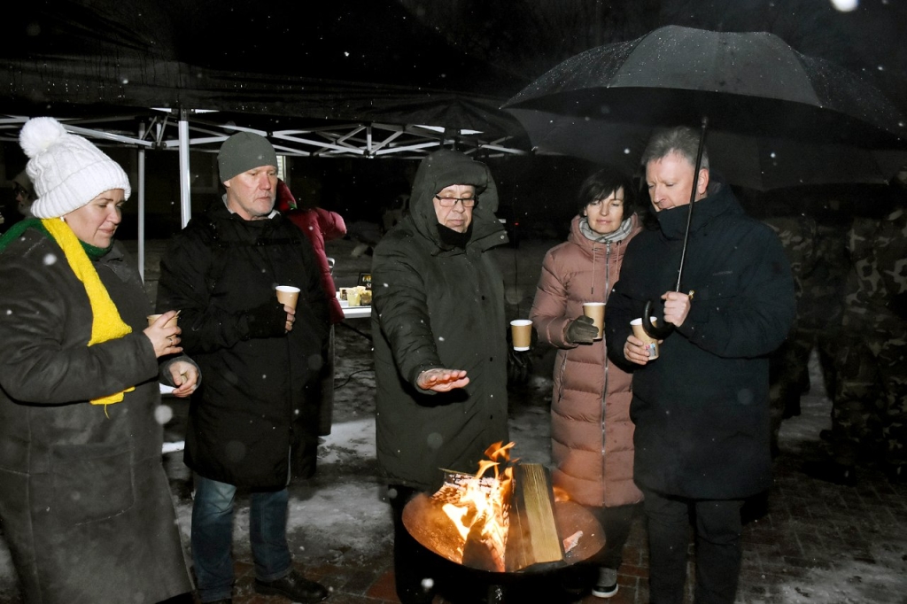 Akcijoje „Laisvė šildo“ dalyvavo Savivaldybės meras Audrius Klišonis su žmona Inesa
