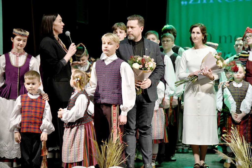Vadovę Sonatą Kazlauskytę sveikina Kultūros, turizmo ir viešųjų ryšių skyriaus vedėja Vida Saukalienė