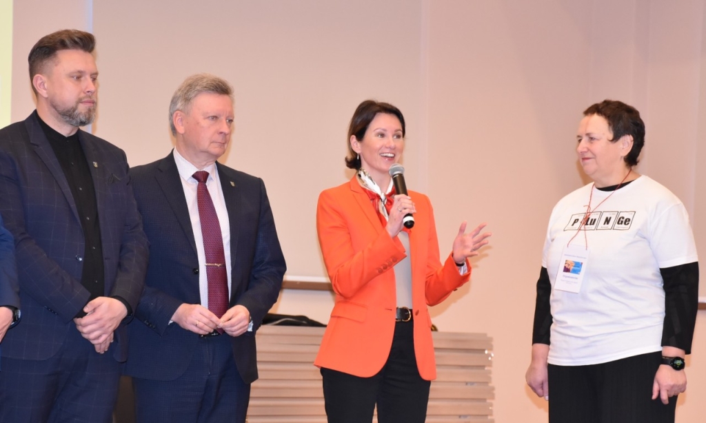 Karjeros dienos dalyvius sveikino švietimo, mokslo ir sporto viceministrė Agnė Kudarauskienė, Savivaldybės meras Audrius Klišonis, Savivaldybės vicemeras Žydrūnas Purauskis (kairėje) ir viena pagrindinių renginio organizatorių Plungės ugdymo karjerai specialistų metodinio būrelio vadovė Daiva Gramalienė (dešinėje)