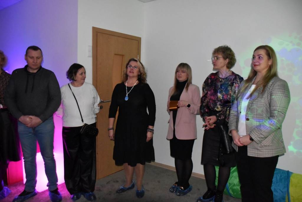 Sensorinio kambario privalumus pristatė Globos centro vadovė Jolanta Zaburienė (centre)