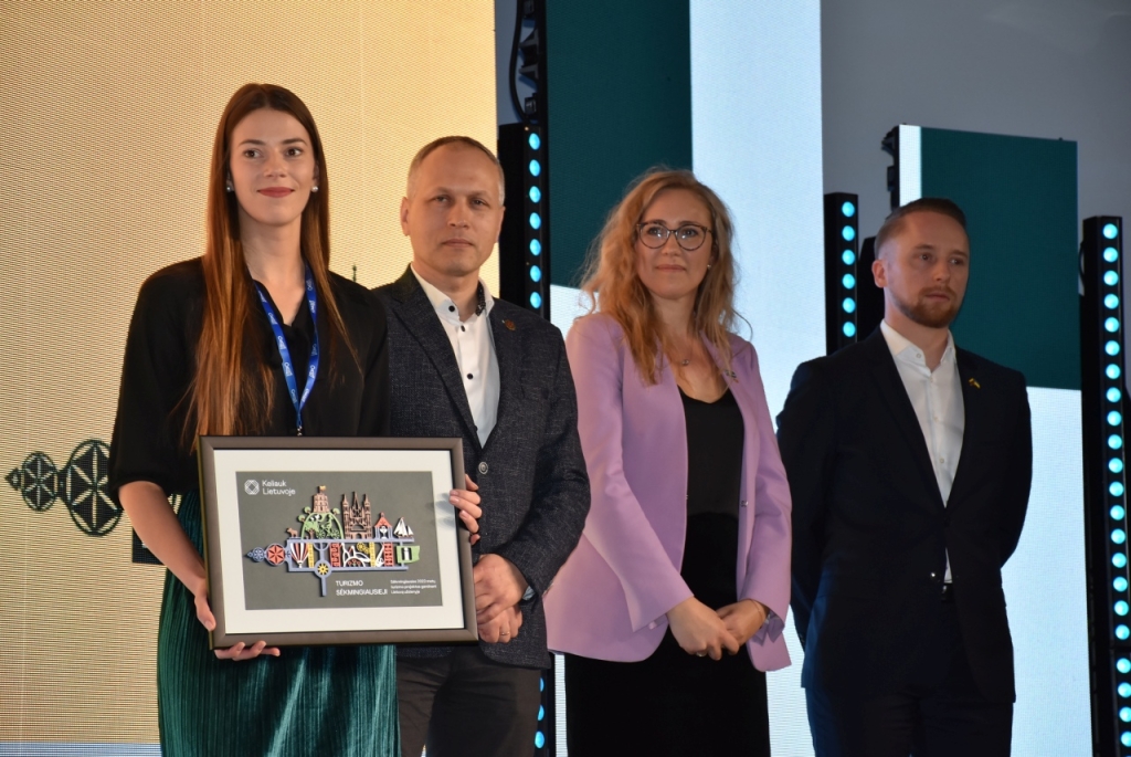Simboline vėtrunge apdovanotas ir projektas „Miško takas“, prie kurio įgyvendinimo prisidėjo ir Žemaitijos nacionalinis parkas bei jo direktorius Ramūnas Lydis (antras iš kairės)