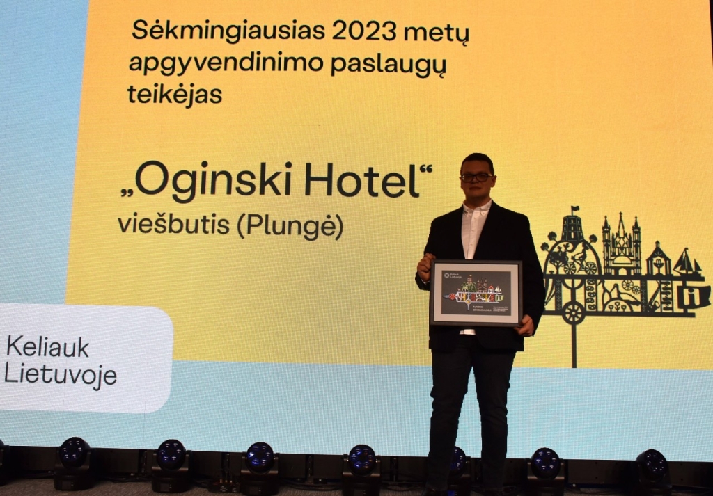 Simbolinė vėtrungė įteikta „Oginski Hotel“ vadovui Mantui Ramanauskui