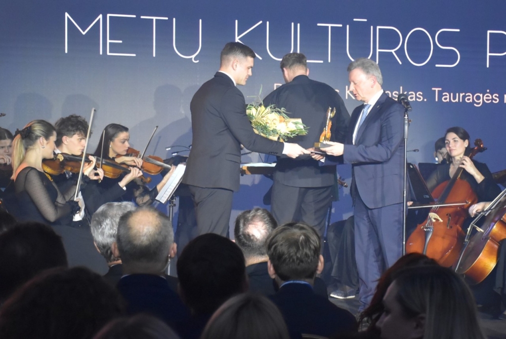 Lietuvos savivaldybių asociacijai vadovaujantis Plungės rajono savivaldybės meras Audrius Klišonis „Auksinį Feniksą“ įteikė Tauragės rajono savivaldybės merui Dovydui Kaminskui
