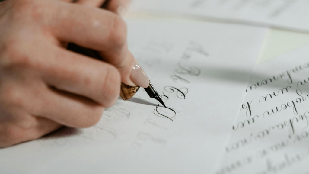 Ant popieriaus rašantis asmuo