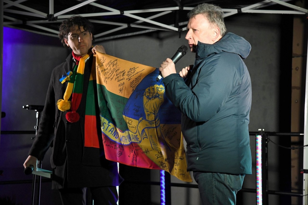 Savivaldybės meras Audrius Klišonis į renginį atsinešė iš Ukrainos jam atvežtą į vieną susiūtą Lietuvos ir Ukrainos vėliavą, ant kurios – karių parašai