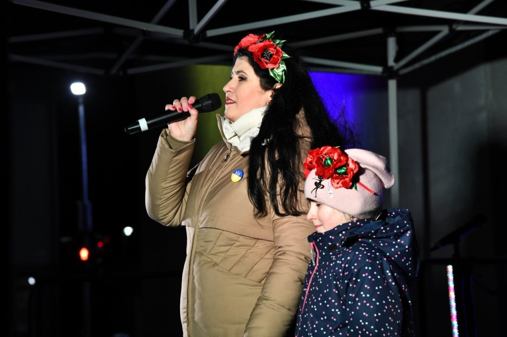 Ukrainietiškas dainas dainavo Olha Yaroshenko su dukrele Anastasija