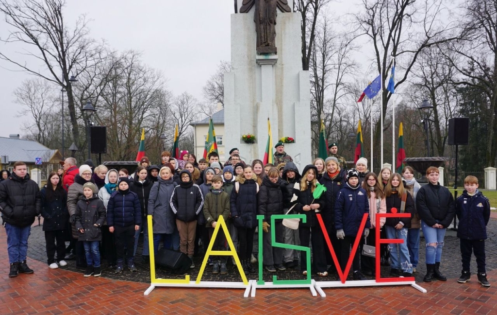 Prie Laisvės paminklo Plungėje