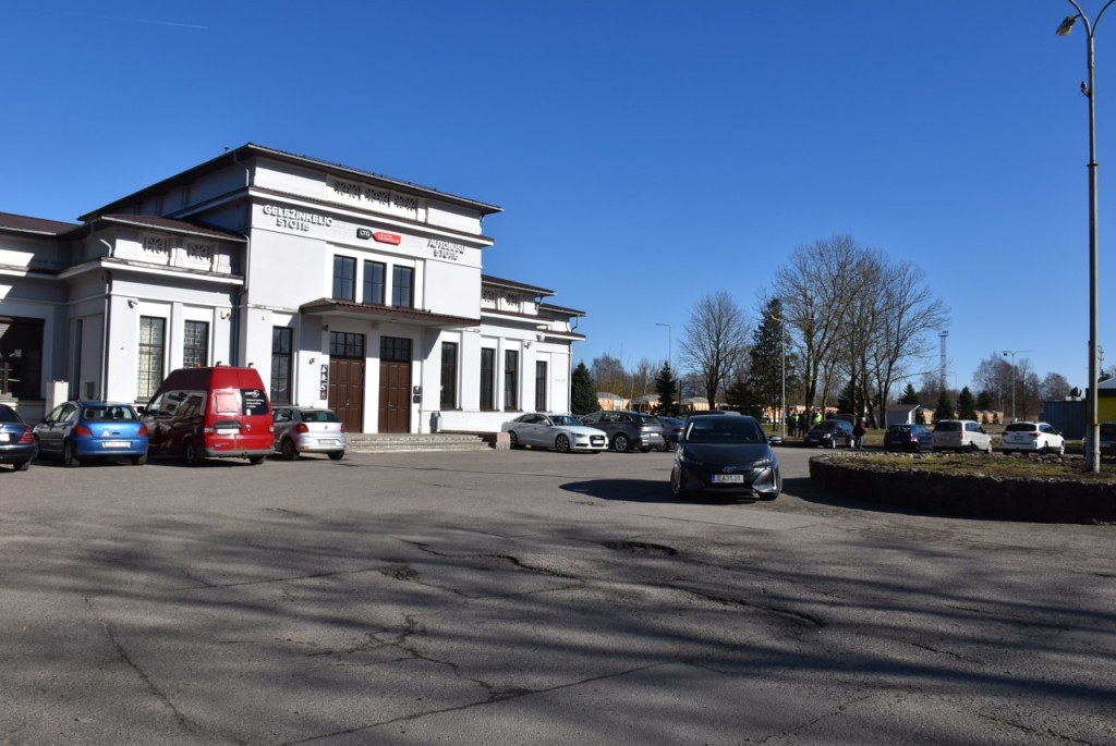 Plungės geležinkelio ir autobusų stotis