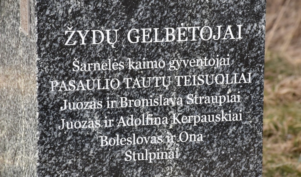 Stulpelis, kuriame įamžintos šarneliškių pavardės