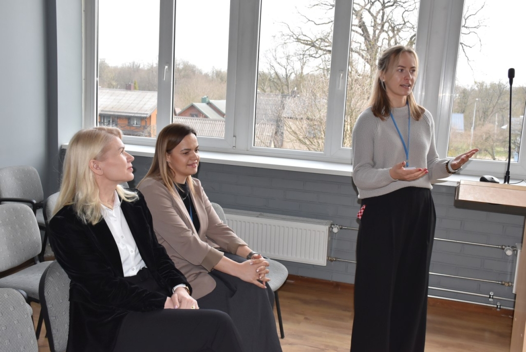 Apie mokymus, konsultacijas ir paramą susirinkusiesiems pasakojo Strateginio planavimo ir investicijų skyriaus darbuotojos