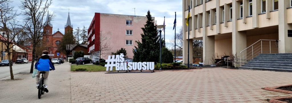 Užrašas "Aš balsuosiu" prie savivaldybės pastato
