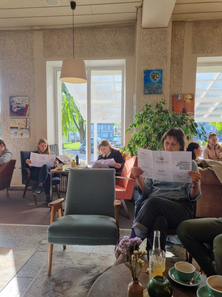 diskusija kavos bare „Exlibris“