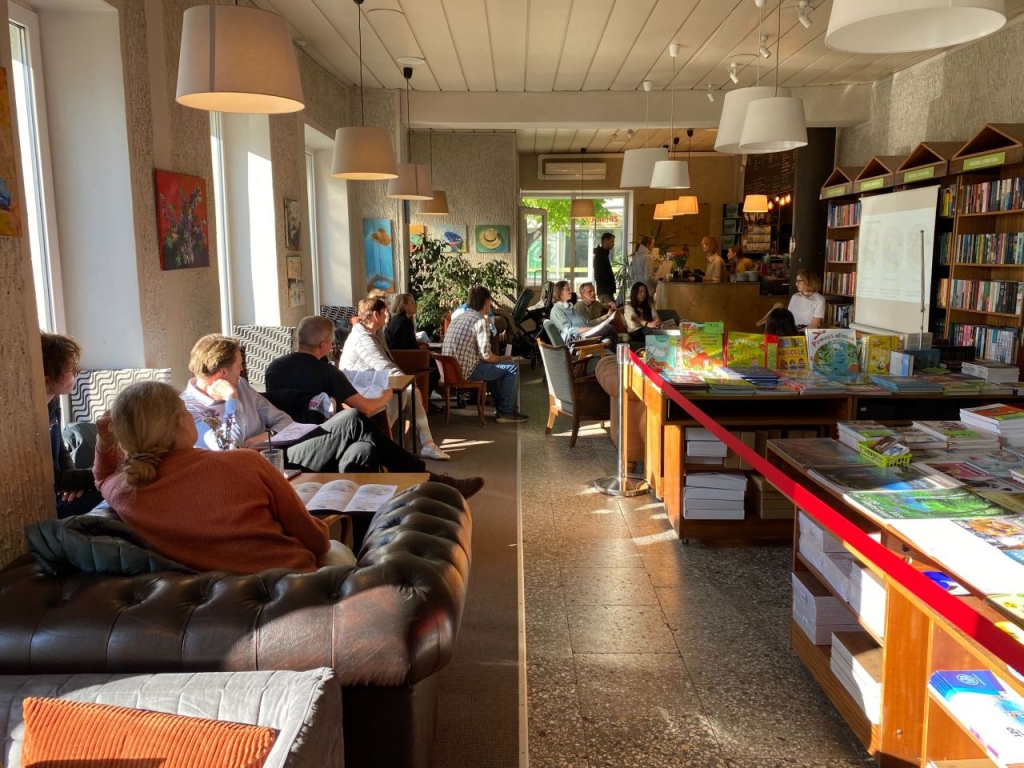 diskusija kavos bare „Exlibris“