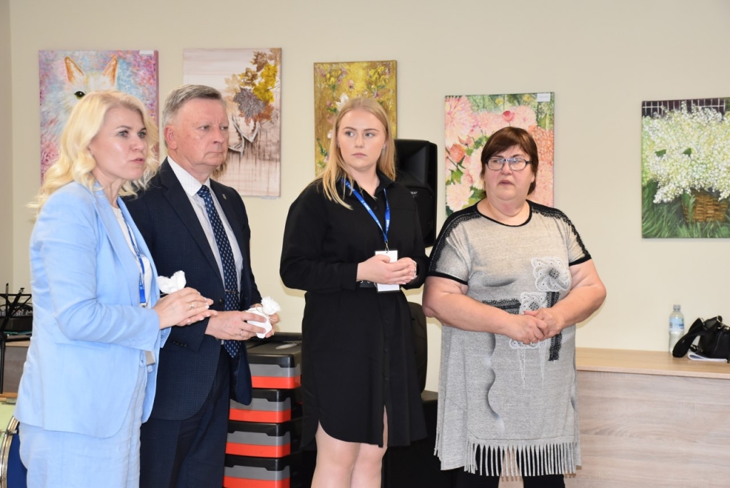 Bendruomenės centre svečius pasveikino (iš kairės) Žaneta Vaitkuvienė, Audrius Klišonis, Evelina Petrikaitė, Alma Buivydienė