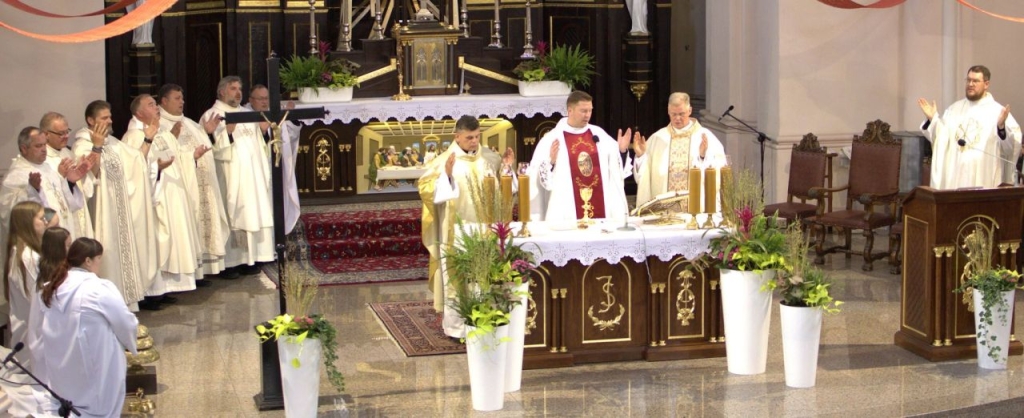Atlaidų šv. Mišiose dalyvavo gausus būrys dekanato dvasininkų, jas aukojo kunigas Donatas Liutika