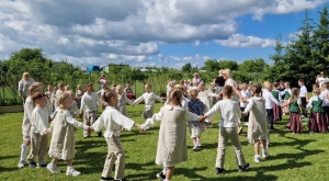 Vakā ė rokava, ė dainiava, ė šuokius šuoka