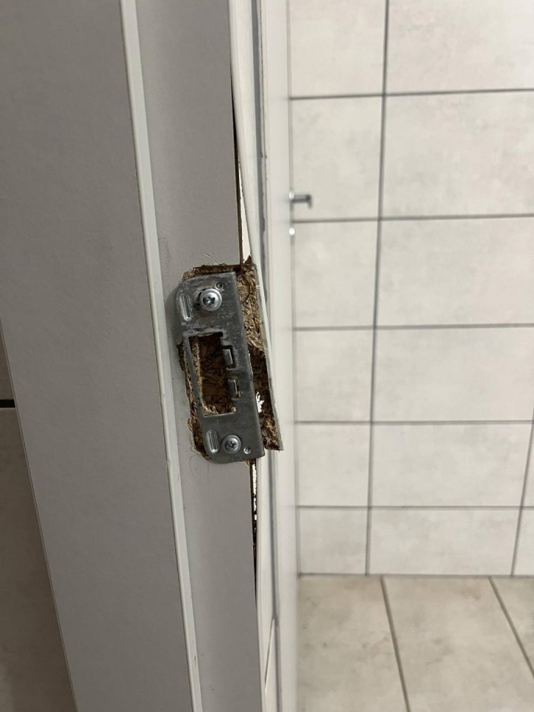 išplėšta tualeto durų spyna