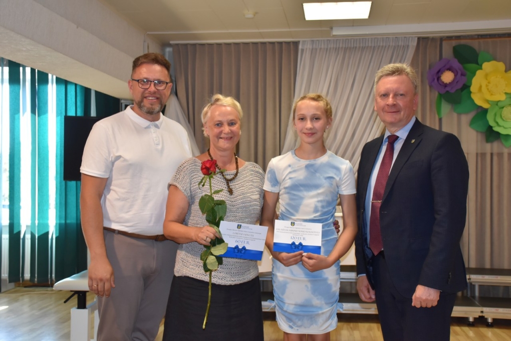 Tarp pagerbtųjų – mokytojos Loretos Vaitkutės šokėjos