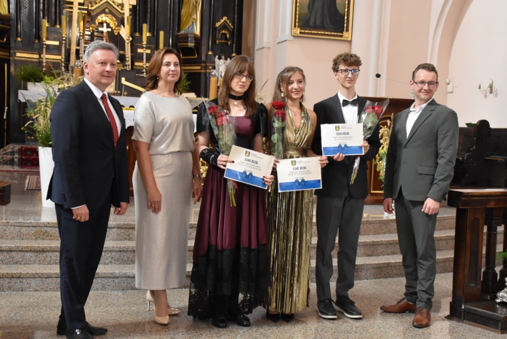 Meras Audrius Klišonis (kairėje) ir Gintautas Rimeikis (dešinėje) pasveikino „Saulės“ gimnazijos šimtukininkus