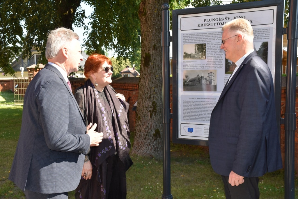 Viešniai aprodyta bažnyčia ir šventorius