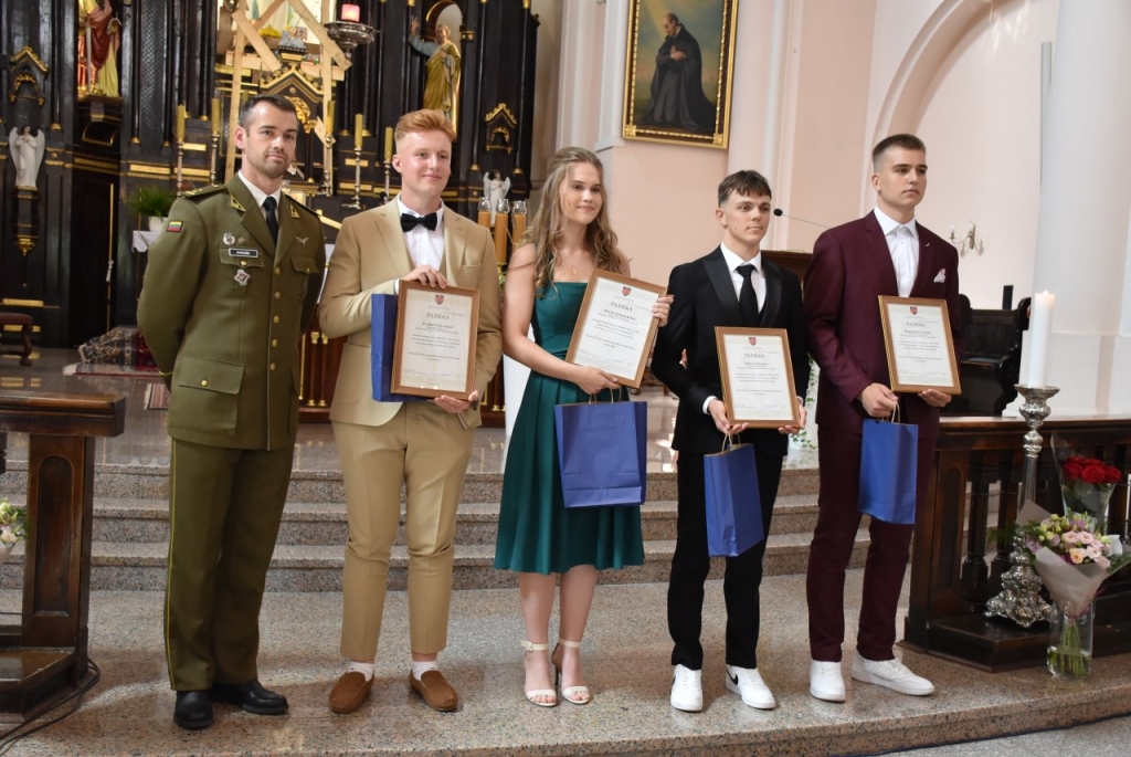 LŠS Žemaitijos 8-osios rinktinės vadas Julius Svirušis pasveikino mokyklą paliekančius šaulius
