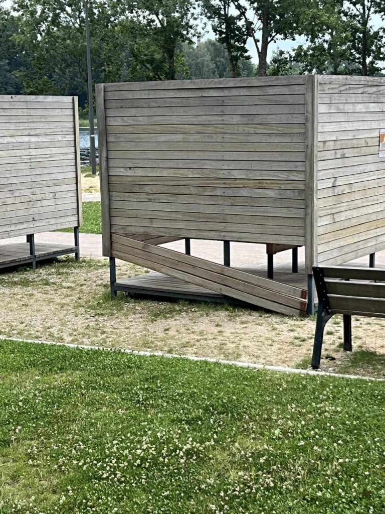 išspirtos persirengimo kabinų lentos