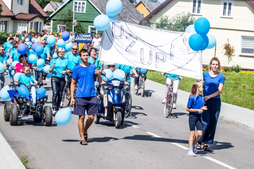 Puikiai nusiteikę šventinės eisenos dalyviai