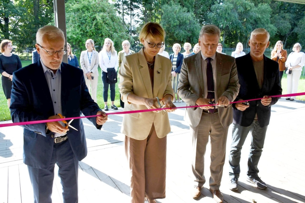 Grupinio gyvenimo namų atidarymo juostelę perkirpo Seimo narys Jurgis Razma, viceministrė Vilma Augienė, Savivaldybės meras Audrius Klišonis, Plungės krizių centro direktorius ir laikinai pareigas einantis Plungės bendruomenės centro direktorius Gintaras Armalis