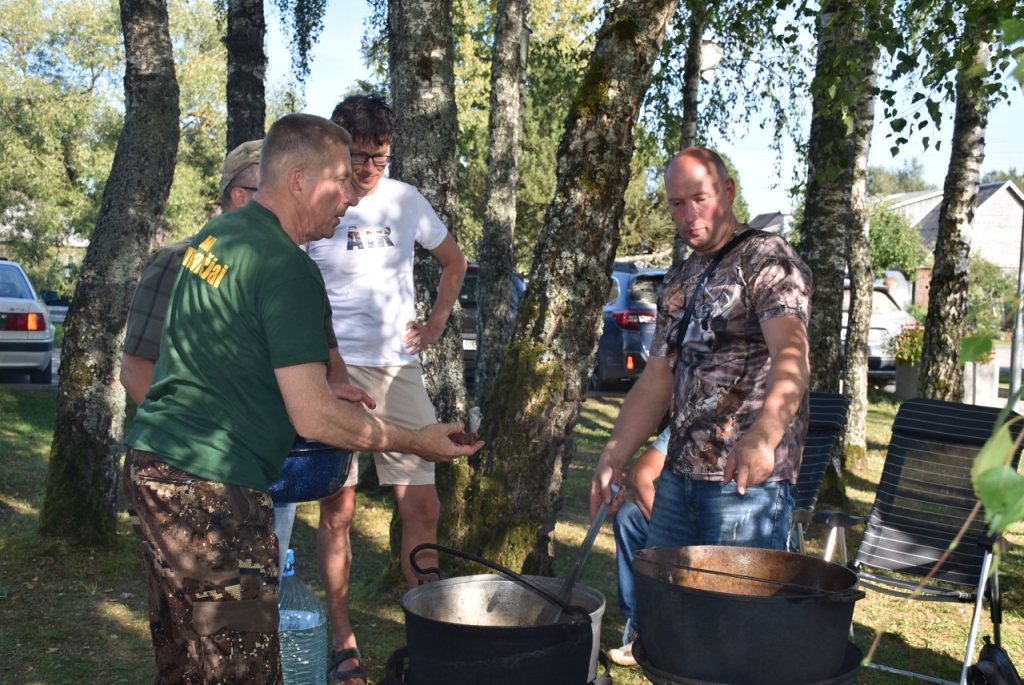 Šventės dalyviams – ir purvaitiškių medžiotojų vaišės
