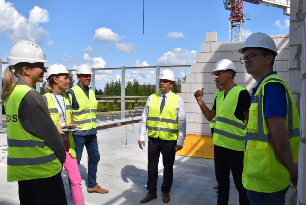 Statybas apžiūrėjo Savivaldybės meras Audrius Klišonis (centre), Tomas Jocys (antras iš dešinės), Odeta Petkuvienė (antra iš kairės)