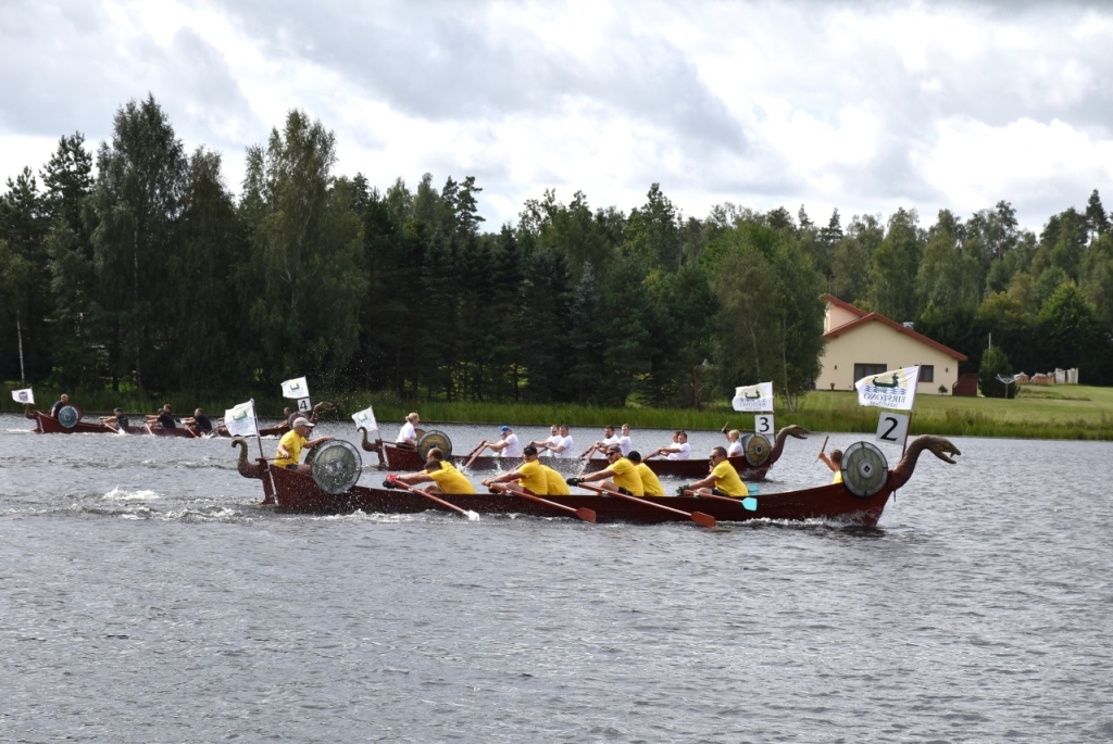 „Vikingų“ laivų varžybų akimirka